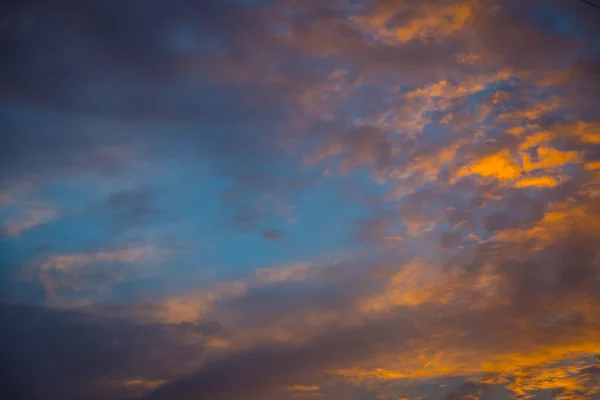 日没前の雲空背景 — ストック写真