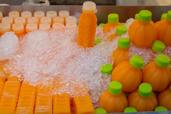 Hideg Narancslé Jéggel Átitatott Felfrissülésre Kész Palackban — Stock Fotó