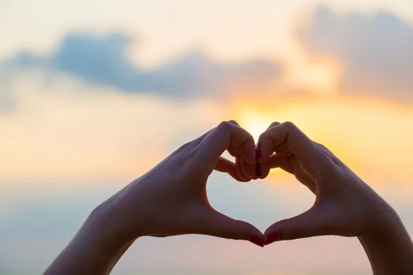 Handen Maken Hart Vorm Liefde Met Silhouet Bij Zonsondergang Achtergrond — Stockfoto