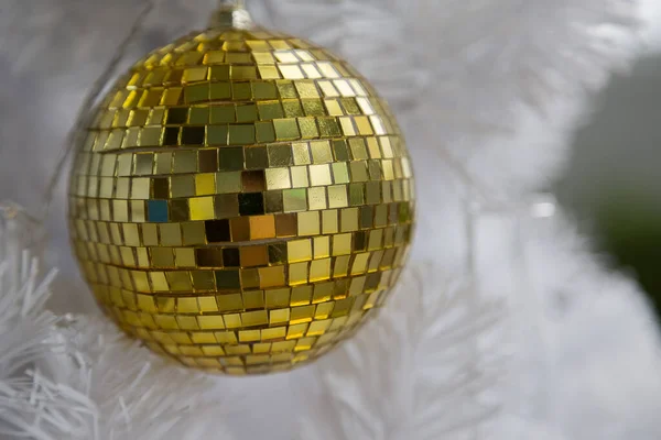 Goldene Kugel Auf Weißem Weihnachtsbaum Hintergrund — Stockfoto