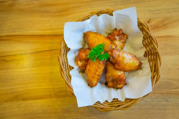 Tavuk kanatları ızgarada, yemek için hazır..