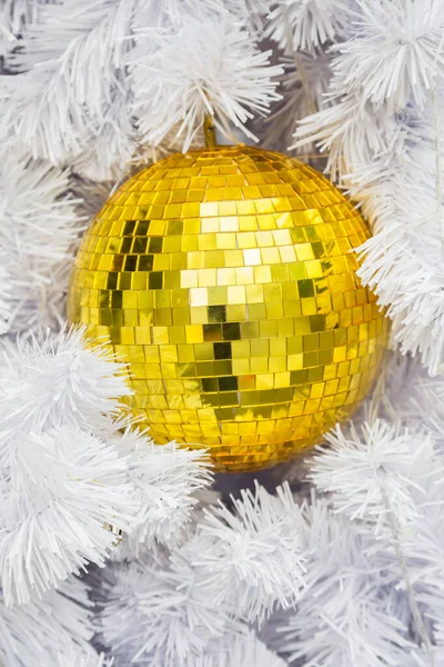 Golden Ball Witte Kerstboom Achtergrond — Stockfoto