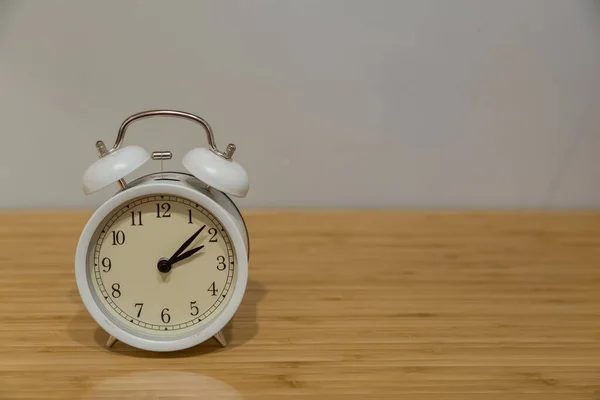 Relógio Alarme Mesa Madeira Lado Fundo Cama — Fotografia de Stock