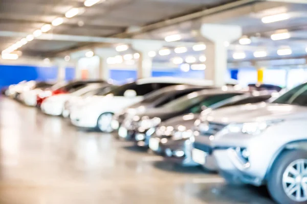 Otoparkın arka planında bulanık bir araba