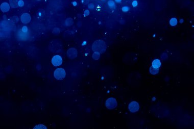 Siyah arkaplanda bulanık mavi ışık bokeh