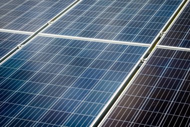 Gökyüzü ve dağ zeminine sahip temiz enerji için güneş hücresi