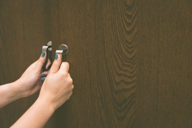 Kadın arka plan için el ile gardırobu açar