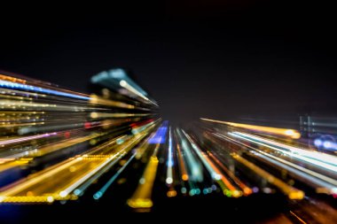 Gece bulanıklığı, ışık ve su yansıması arka planında