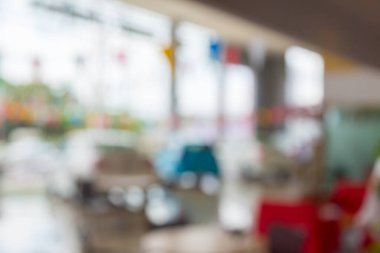 Arka planda bulanık bir araba.