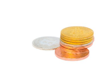 Beyaz arkaplanda izole edilmiş kripto para birimi gümüş bronz bitcoin