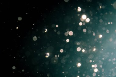 Siyah arkaplanda soyut bulanık simler bokeh