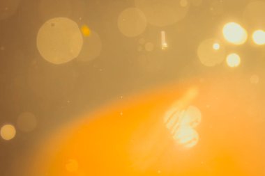 Siyah arkaplanda koyu soyut altın bokeh parıltısı