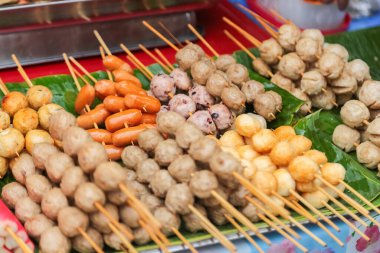 Tayland 'da köfte sosisi ve yengeç kani meşhur ve poppular sokak yemekleri