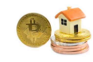 Beyaz arka planda bitcoin izole edilmiş mini ev