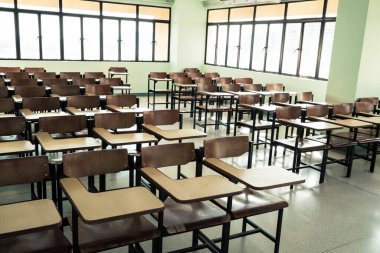 Masa ve sandalyelerin sınıf arkaplanındaki klasik görüntüsü