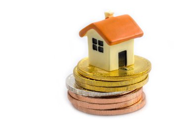 Beyaz arka planda bitcoin izole edilmiş mini ev