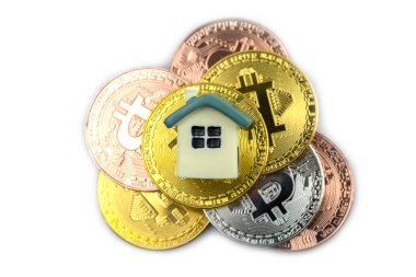 Beyaz arka planda bitcoin izole edilmiş mini ev