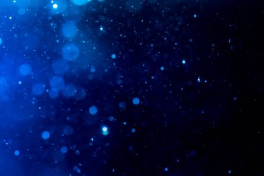 Siyah arkaplanda bulanık mavi ışık bokeh