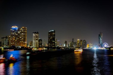 Gece Bulanık Şehir, ışık ve su yansıması ile