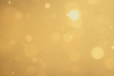 Siyah arkaplanda koyu soyut altın bokeh parıltısı