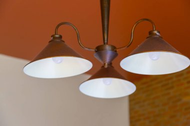 Eski duvar arka planında beyaz lamba