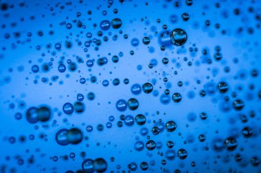 Mavi arkaplanda su damlacıkları