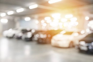 Arabanın park yerindeki bulanık ışık ve bokeh arkaplanlı