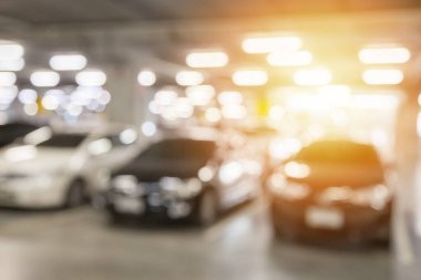 Arabanın park yerindeki bulanık ışık ve bokeh arkaplanlı