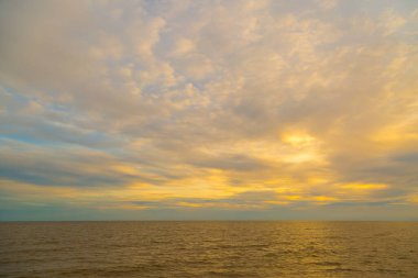Gökyüzü ve bulutlar altın an arka planında