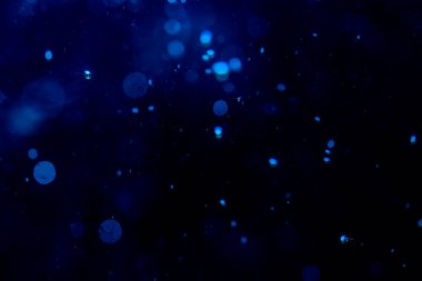 Siyah arkaplanda bulanık mavi ışık bokeh