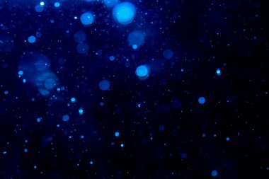 Siyah arkaplanda bulanık mavi ışık bokeh