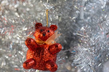 Beyaz Noel ağacında kırmızı parıltı var.