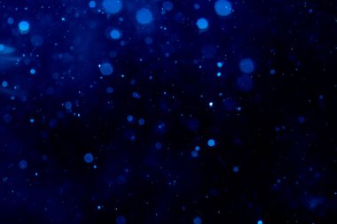Siyah arkaplanda bulanık mavi ışık bokeh