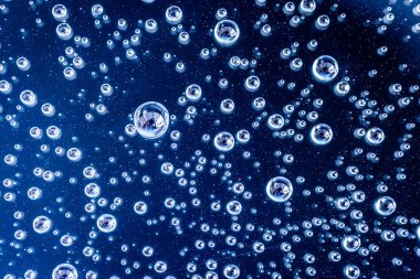 Mavi arkaplanda su damlacıkları