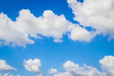 Mavimsi ve bulutlu arka planlı güneşli bir gün.