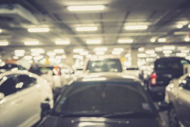 Arabanın park yerindeki bulanık ışık ve bokeh arkaplanlı