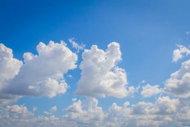 Mavimsi ve bulutlu arka planlı güneşli bir gün.