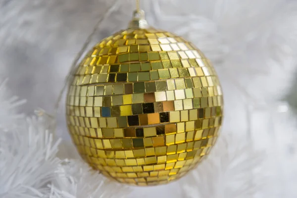 Golden Ball Vit Julgran Bakgrund — Stockfoto