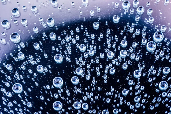青い背景の水滴 — ストック写真