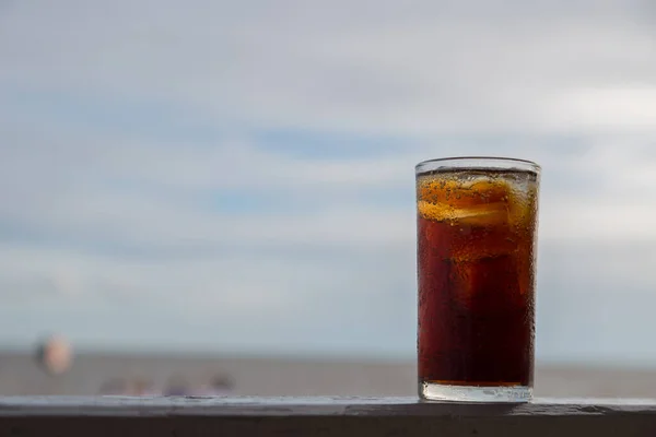 Cola Med Glaset Redo Att Dricka För Uppdatering Suddig Bakgrund — Stockfoto