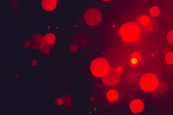 ダークアブストラクト黒の背景に赤いボケの輝き — ストック写真