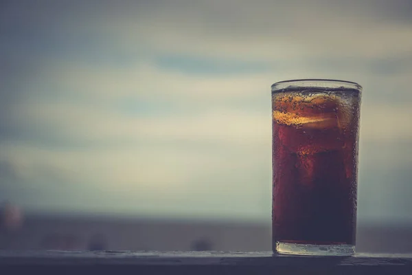 Cola Lodem Szklance Gotowa Picia Dla Odświeżenia Rozmytym Tle — Zdjęcie stockowe