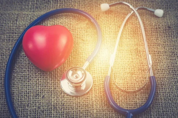 Стетоскоп Красное Сердце Проверки Здоровья Изолировать Белом Фоне — стоковое фото
