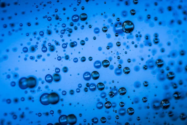 青い背景の水滴 — ストック写真