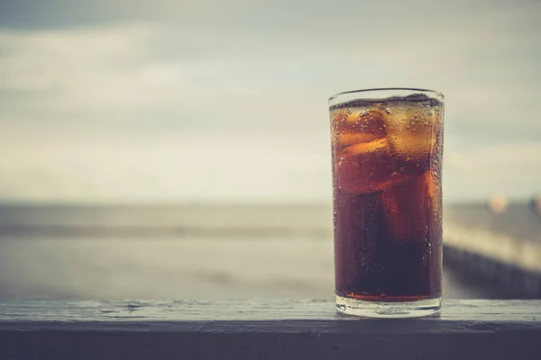 Cola Met Ijs Het Glas Klaar Drinken Voor Verfrissing Wazige — Stockfoto
