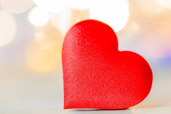 Κόκκινο Σχήμα Καρδιάς Ξύλινο Τραπέζι Μαλακό Φόντο Bokeh — Φωτογραφία Αρχείου