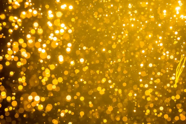 为圣诞快乐和新年的背景 金色的模糊闪烁着的彩灯 抽象的Bokeh — 图库照片