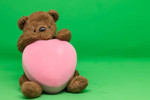 Barna Teddy Bear Tartja Piros Szív Zöld Háttérben Üres Hely — Stock Fotó