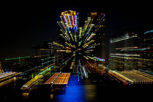 夜の街の動きぼかしと光のボケと水面の反射の背景 — ストック写真