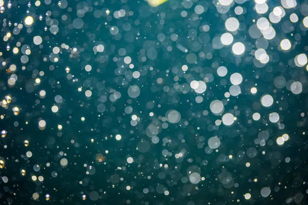 Karanlık arkaplanda odaklanmış ışık bokeh 'ini soyut olarak ayır